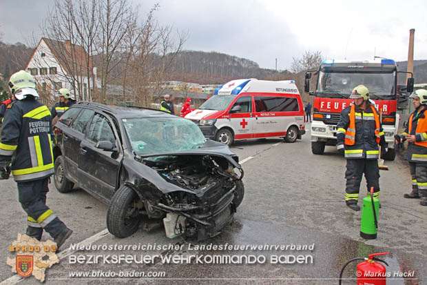 20180213 Schwerer Unfall - Pkw prallt auf der LB18 bei Pottenstein gegen Baum Foto: © ASB ÖA Markus Hackl FF Pottenstein 20180213 Schwerer Unfall - Pkw prallt auf der LB18 bei Pottenstein gegen Baum Foto: © ASB ÖA Markus Hackl FF Pottenstein