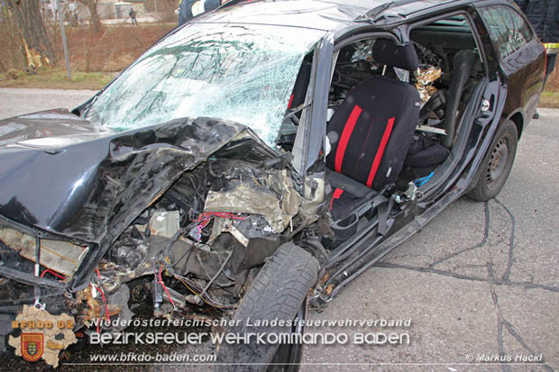 20180213 Schwerer Unfall - Pkw prallt auf der LB18 bei Pottenstein gegen Baum Foto: © ASB ÖA Markus Hackl FF Pottenstein 20180213 Schwerer Unfall - Pkw prallt auf der LB18 bei Pottenstein gegen Baum Foto: © ASB ÖA Markus Hackl FF Pottenstein