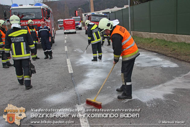 20180213 Schwerer Unfall - Pkw prallt auf der LB18 bei Pottenstein gegen Baum Foto: © ASB ÖA Markus Hackl FF Pottenstein 20180213 Schwerer Unfall - Pkw prallt auf der LB18 bei Pottenstein gegen Baum Foto: © ASB ÖA Markus Hackl FF Pottenstein