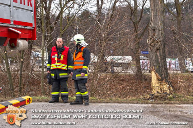 20180213 Schwerer Unfall - Pkw prallt auf der LB18 bei Pottenstein gegen Baum Foto: © Stefan Schneider BFK BADEN 20180213 Schwerer Unfall - Pkw prallt auf der LB18 bei Pottenstein gegen Baum Foto: © Stefan Schneider BFK BADEN
