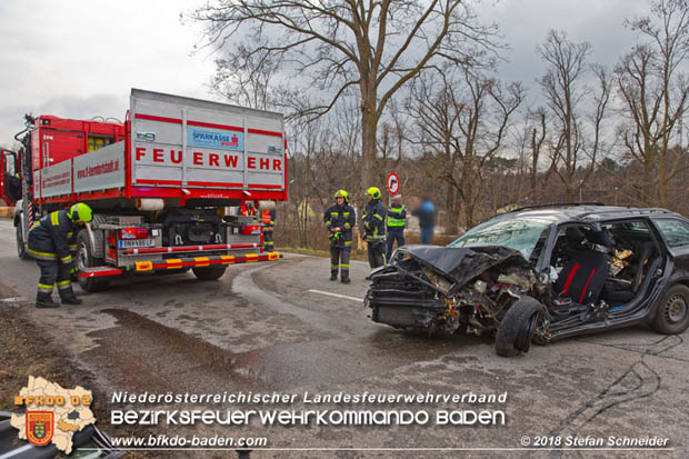 20180213 Schwerer Unfall - Pkw prallt auf der LB18 bei Pottenstein gegen Baum Foto: © Stefan Schneider BFK BADEN 20180213 Schwerer Unfall - Pkw prallt auf der LB18 bei Pottenstein gegen Baum Foto: © Stefan Schneider BFK BADEN
