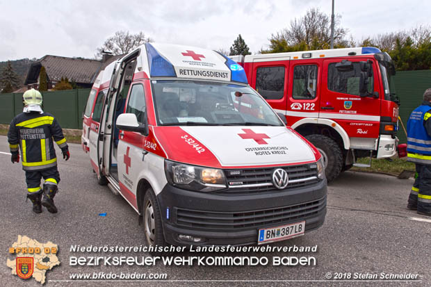 20180213 Schwerer Unfall - Pkw prallt auf der LB18 bei Pottenstein gegen Baum  Foto: © Stefan Schneider BFK BADEN