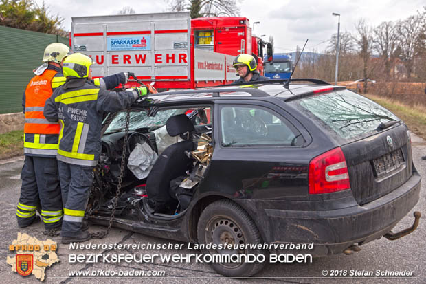 20180213 Schwerer Unfall - Pkw prallt auf der LB18 bei Pottenstein gegen Baum Foto: © Stefan Schneider BFK BADEN 20180213 Schwerer Unfall - Pkw prallt auf der LB18 bei Pottenstein gegen Baum Foto: © Stefan Schneider BFK BADEN