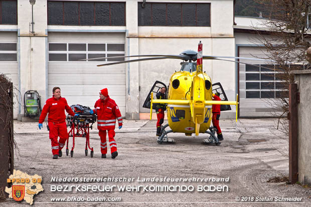 20180213 Schwerer Unfall - Pkw prallt auf der LB18 bei Pottenstein gegen Baum Foto: © Stefan Schneider BFK BADEN 20180213 Schwerer Unfall - Pkw prallt auf der LB18 bei Pottenstein gegen Baum Foto: © Stefan Schneider BFK BADEN