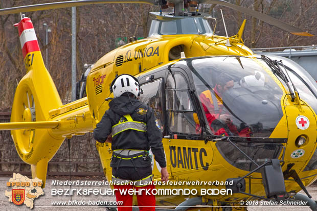 20180213 Schwerer Unfall - Pkw prallt auf der LB18 bei Pottenstein gegen Baum Foto: © Stefan Schneider BFK BADEN 20180213 Schwerer Unfall - Pkw prallt auf der LB18 bei Pottenstein gegen Baum Foto: © Stefan Schneider BFK BADEN