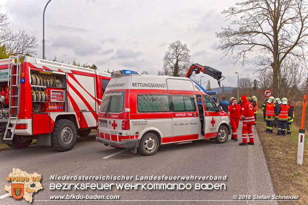 20180213 Schwerer Unfall - Pkw prallt auf der LB18 bei Pottenstein gegen Baum Foto: © Stefan Schneider BFK BADEN 20180213 Schwerer Unfall - Pkw prallt auf der LB18 bei Pottenstein gegen Baum Foto: © Stefan Schneider BFK BADEN