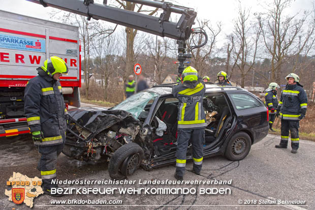 20180213 Schwerer Unfall - Pkw prallt auf der LB18 bei Pottenstein gegen Baum Foto: © Stefan Schneider BFK BADEN 20180213 Schwerer Unfall - Pkw prallt auf der LB18 bei Pottenstein gegen Baum Foto: © Stefan Schneider BFK BADEN