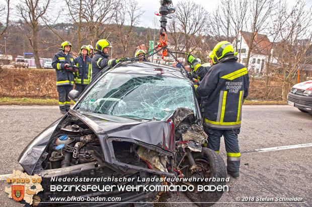 20180213 Schwerer Unfall - Pkw prallt auf der LB18 bei Pottenstein gegen Baum Foto: © Stefan Schneider BFK BADEN 20180213 Schwerer Unfall - Pkw prallt auf der LB18 bei Pottenstein gegen Baum Foto: © Stefan Schneider BFK BADEN