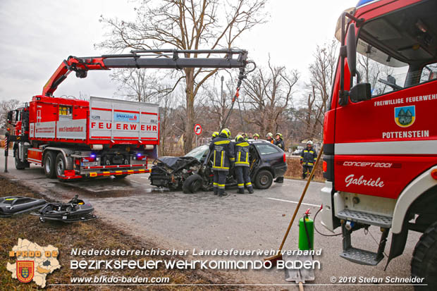20180213 Schwerer Unfall - Pkw prallt auf der LB18 bei Pottenstein gegen Baum Foto: © Stefan Schneider BFK BADEN 20180213 Schwerer Unfall - Pkw prallt auf der LB18 bei Pottenstein gegen Baum Foto: © Stefan Schneider BFK BADEN