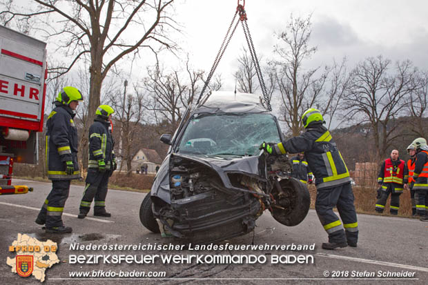 20180213 Schwerer Unfall - Pkw prallt auf der LB18 bei Pottenstein gegen Baum Foto: © Stefan Schneider BFK BADEN 20180213 Schwerer Unfall - Pkw prallt auf der LB18 bei Pottenstein gegen Baum Foto: © Stefan Schneider BFK BADEN