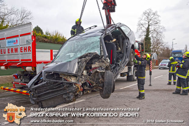 20180213 Schwerer Unfall - Pkw prallt auf der LB18 bei Pottenstein gegen Baum Foto: © Stefan Schneider BFK BADEN 20180213 Schwerer Unfall - Pkw prallt auf der LB18 bei Pottenstein gegen Baum Foto: © Stefan Schneider BFK BADEN