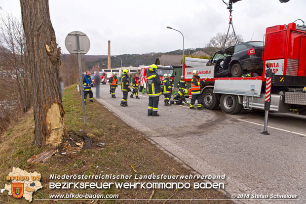 20180213 Schwerer Unfall - Pkw prallt auf der LB18 bei Pottenstein gegen Baum Foto: © Stefan Schneider BFK BADEN 20180213 Schwerer Unfall - Pkw prallt auf der LB18 bei Pottenstein gegen Baum Foto: © Stefan Schneider BFK BADEN