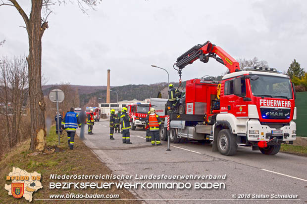 20180213 Schwerer Unfall - Pkw prallt auf der LB18 bei Pottenstein gegen Baum Foto: © Stefan Schneider BFK BADEN 20180213 Schwerer Unfall - Pkw prallt auf der LB18 bei Pottenstein gegen Baum Foto: © Stefan Schneider BFK BADEN