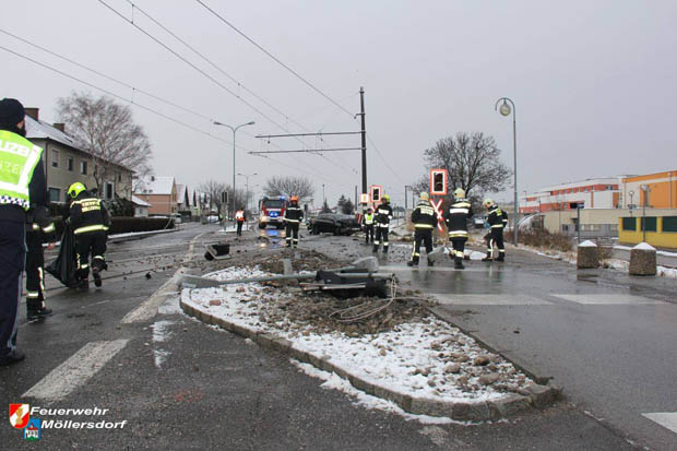 20180218 Pkw prallt gegen Signalanlage der Badner Bahn in Möllersdorf Foto: © Freiwillige Feuerwehr Möllersdorf 20180218 Pkw prallt gegen Signalanlage der Badner Bahn in Möllersdorf Foto: © Freiwillige Feuerwehr Möllersdorf
