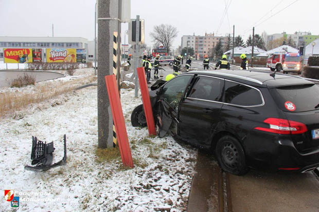 20180218 Pkw prallt gegen Signalanlage der Badner Bahn in Möllersdorf Foto: © Freiwillige Feuerwehr Möllersdorf 20180218 Pkw prallt gegen Signalanlage der Badner Bahn in Möllersdorf Foto: © Freiwillige Feuerwehr Möllersdorf