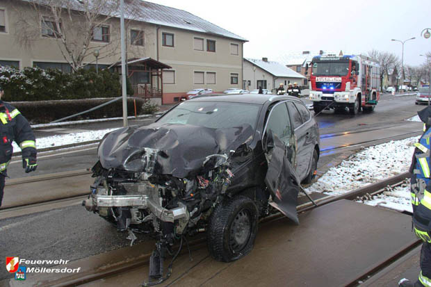 20180218 Pkw prallt gegen Signalanlage der Badner Bahn in Möllersdorf  Foto: © Freiwillige Feuerwehr Möllersdorf