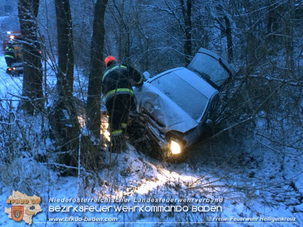 20180220 Pkw kommt bei winterlicher Straßenverhältnisse bei Preinsfeld von Fahrbahn ab  Foto:© Freiwillige Feuerwehr Heiligenkreuz