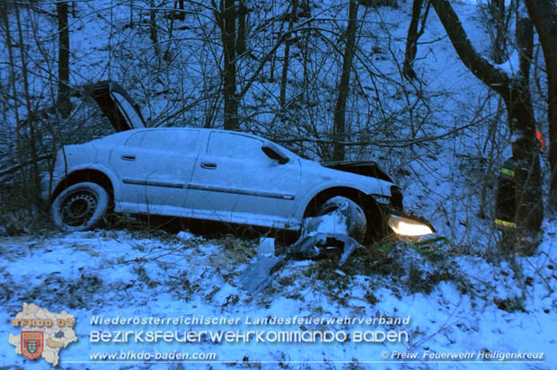 20180220 Pkw kommt bei winterlicher Straßenverhältnisse bei Preinsfeld von Fahrbahn ab  Foto:© Freiwillige Feuerwehr Heiligenkreuz