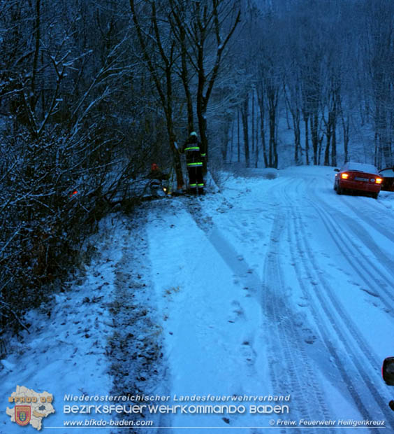 20180220 Pkw kommt bei winterlicher Straßenverhältnisse bei Preinsfeld von Fahrbahn ab  Foto:© Freiwillige Feuerwehr Heiligenkreuz