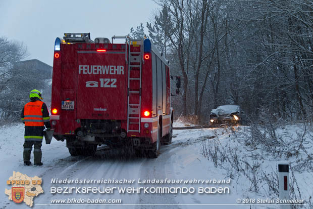 20180220 Pkw kommt bei winterlicher Straßenverhältnisse bei Preinsfeld von Fahrbahn ab  Foto:© Freiwillige Feuerwehr Heiligenkreuz