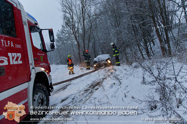 20180220 Pkw kommt bei winterlicher Straßenverhältnisse bei Preinsfeld von Fahrbahn ab  Foto:© Freiwillige Feuerwehr Heiligenkreuz
