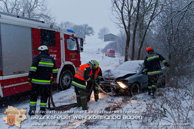 20180220 Pkw kommt bei winterlicher Straßenverhältnisse bei Preinsfeld von Fahrbahn ab  Foto:© Freiwillige Feuerwehr Heiligenkreuz