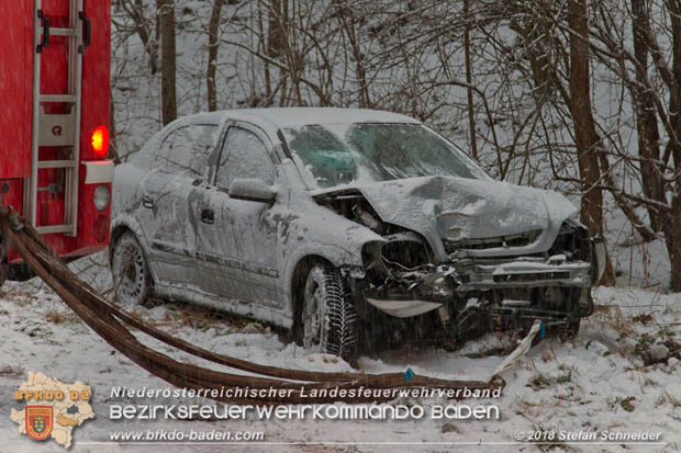 20180220 Pkw kommt bei winterlicher Straßenverhältnisse bei Preinsfeld von Fahrbahn ab  Foto:© Freiwillige Feuerwehr Heiligenkreuz