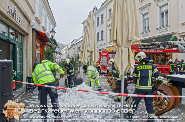20180222 Gefährliche Dachlawine in der Fußgängerzone Baden  Foto: Freiwillige Feuerwehr Baden-Stadt / Markus Prendinger