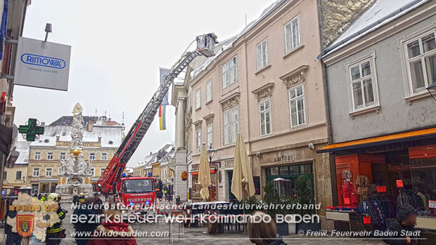 20180222 Gefährliche Dachlawine in der Fußgängerzone Baden Foto: Freiwillige Feuerwehr Baden-Stadt / Stefan Schneider 20180222 Gefährliche Dachlawine in der Fußgängerzone Baden Foto: Freiwillige Feuerwehr Baden-Stadt / Stefan Schneider