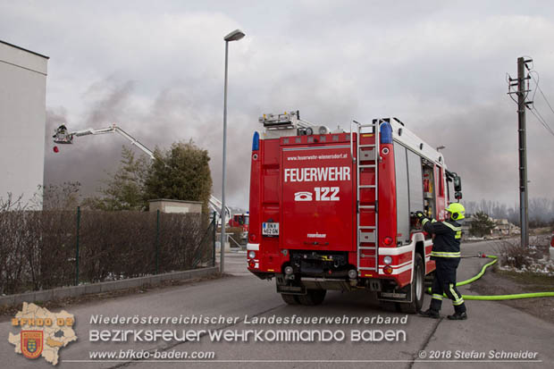 20180320 Brand in einer Lagerhalle Gewerbepark Wienersdorf Foto: © Stefan Schneider BFK BADEN 20180320 Brand in einer Lagerhalle Gewerbepark Wienersdorf Foto: © Stefan Schneider BFK BADEN