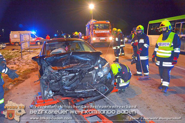 20180320 Verkehrsunfall auf der LB16 zwischen Wampersdorf und Weigelsdorf  Foto: © Freiwillige Feuerwehr Wampersdorf