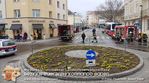 20180327 Binden von größeren Mengen an ausgetretenen Betriebsmittel nach einem Defekt an einem Linienbus im Stadtzentrum Baden  Foto: © Freiwillige Feuerwehr Baden-Stadt / Stefan Schneider