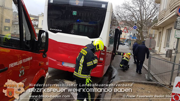 20180327 Binden von größeren Mengen an ausgetretenen Betriebsmittel nach einem Defekt an einem Linienbus im Stadtzentrum Baden  Foto: © Freiwillige Feuerwehr Baden-Stadt / Stefan Schneider