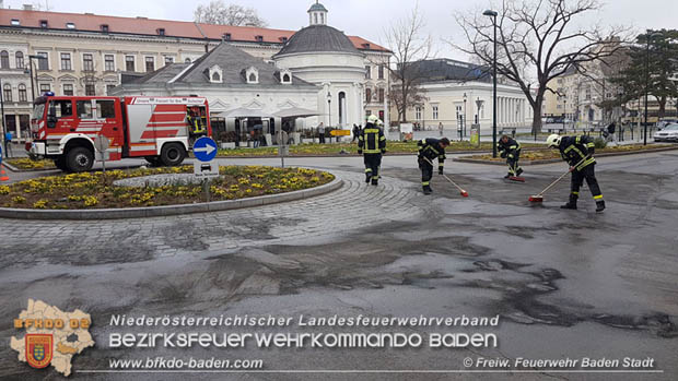 20180327 Binden von größeren Mengen an ausgetretenen Betriebsmittel nach einem Defekt an einem Linienbus im Stadtzentrum Baden  Foto: © Freiwillige Feuerwehr Baden-Stadt / Stefan Schneider