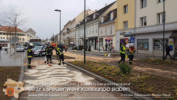 20180327 Binden von größeren Mengen an ausgetretenen Betriebsmittel nach einem Defekt an einem Linienbus im Stadtzentrum Baden  Foto: © Freiwillige Feuerwehr Baden-Stadt / Stefan Schneider