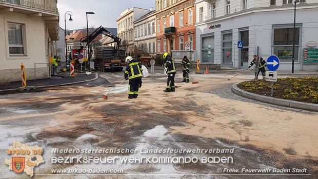 20180327 Binden von größeren Mengen an ausgetretenen Betriebsmittel nach einem Defekt an einem Linienbus im Stadtzentrum Baden  Foto: © Freiwillige Feuerwehr Baden-Stadt / Stefan Schneider