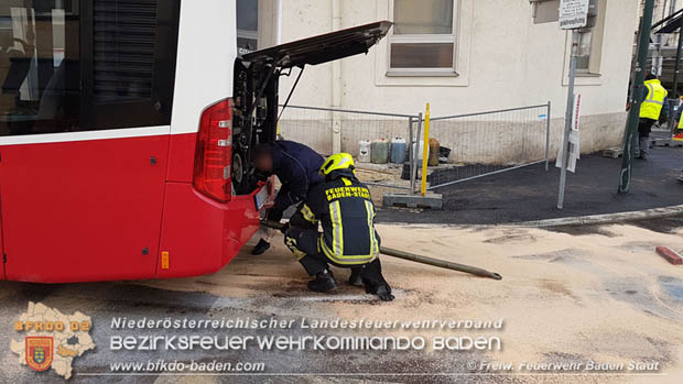 20180327 Binden von größeren Mengen an ausgetretenen Betriebsmittel nach einem Defekt an einem Linienbus im Stadtzentrum Baden  Foto: © Freiwillige Feuerwehr Baden-Stadt / Stefan Schneider