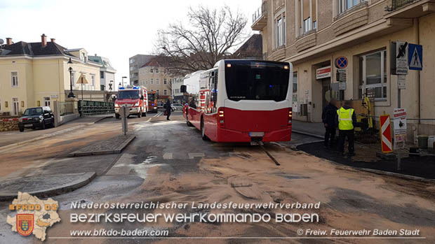 20180327 Binden von größeren Mengen an ausgetretenen Betriebsmittel nach einem Defekt an einem Linienbus im Stadtzentrum Baden  Foto: © Freiwillige Feuerwehr Baden-Stadt / Stefan Schneider