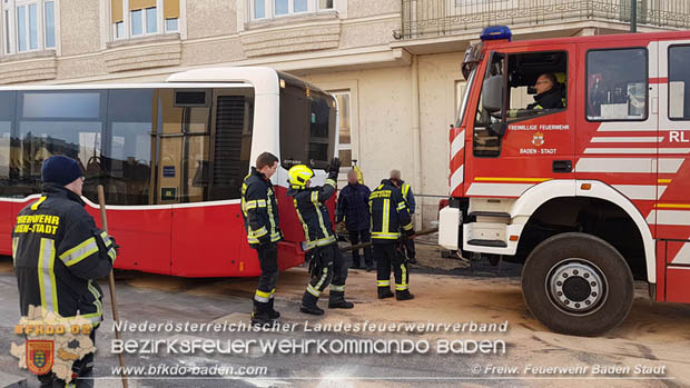 20180327 Binden von größeren Mengen an ausgetretenen Betriebsmittel nach einem Defekt an einem Linienbus im Stadtzentrum Baden  Foto: © Freiwillige Feuerwehr Baden-Stadt / Stefan Schneider