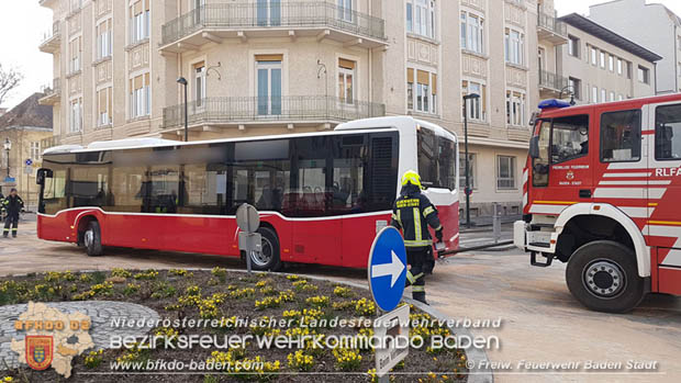 20180327 Binden von größeren Mengen an ausgetretenen Betriebsmittel nach einem Defekt an einem Linienbus im Stadtzentrum Baden  Foto: © Freiwillige Feuerwehr Baden-Stadt / Stefan Schneider
