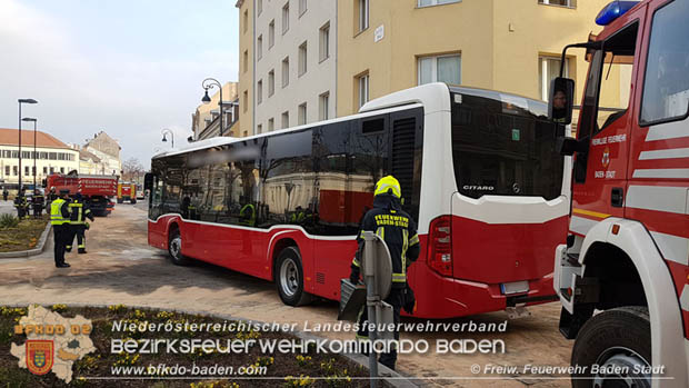 20180327 Binden von größeren Mengen an ausgetretenen Betriebsmittel nach einem Defekt an einem Linienbus im Stadtzentrum Baden  Foto: © Freiwillige Feuerwehr Baden-Stadt / Stefan Schneider