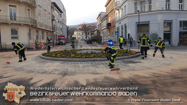 20180327 Binden von größeren Mengen an ausgetretenen Betriebsmittel nach einem Defekt an einem Linienbus im Stadtzentrum Baden  Foto: © Freiwillige Feuerwehr Baden-Stadt / Stefan Schneider