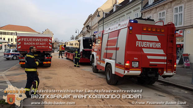 20180327 Binden von größeren Mengen an ausgetretenen Betriebsmittel nach einem Defekt an einem Linienbus im Stadtzentrum Baden  Foto: © Freiwillige Feuerwehr Baden-Stadt / Stefan Schneider