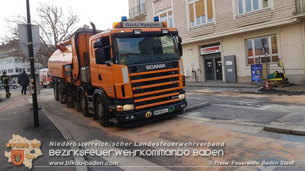 20180327 Binden von größeren Mengen an ausgetretenen Betriebsmittel nach einem Defekt an einem Linienbus im Stadtzentrum Baden  Foto: © Freiwillige Feuerwehr Baden-Stadt / Stefan Schneider