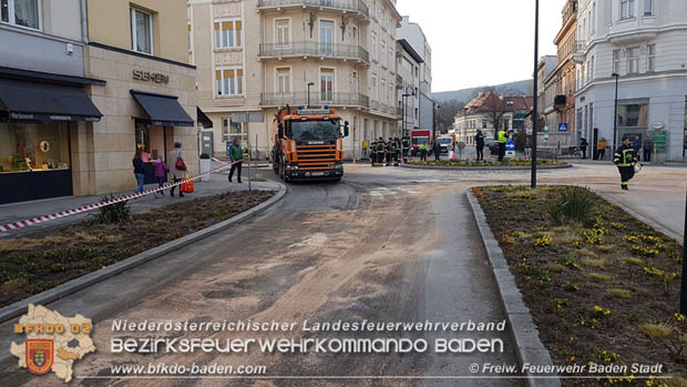 20180327 Binden von größeren Mengen an ausgetretenen Betriebsmittel nach einem Defekt an einem Linienbus im Stadtzentrum Baden  Foto: © Freiwillige Feuerwehr Baden-Stadt / Stefan Schneider