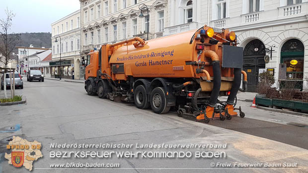 20180327 Binden von größeren Mengen an ausgetretenen Betriebsmittel nach einem Defekt an einem Linienbus im Stadtzentrum Baden  Foto: © Freiwillige Feuerwehr Baden-Stadt / Stefan Schneider