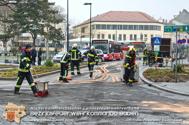 20180327 Binden von größeren Mengen an ausgetretenen Betriebsmittel nach einem Defekt an einem Linienbus im Stadtzentrum Baden  Foto: © Freiwillige Feuerwehr Baden-Stadt / Stefan Schneider