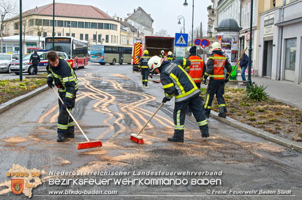 20180327 Binden von größeren Mengen an ausgetretenen Betriebsmittel nach einem Defekt an einem Linienbus im Stadtzentrum Baden  Foto: © Freiwillige Feuerwehr Baden-Stadt / Stefan Schneider