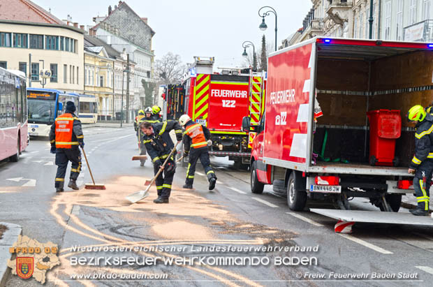 20180327 Binden von größeren Mengen an ausgetretenen Betriebsmittel nach einem Defekt an einem Linienbus im Stadtzentrum Baden  Foto: © Freiwillige Feuerwehr Baden-Stadt / Stefan Schneider