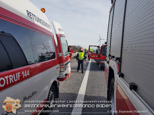 20180404 Verkehrsunfall auf der A3 Pottendorf-Ebreichsdorf Foto: © Freiwillige Feuerwehr Pottendorf 20180404 Verkehrsunfall auf der A3 Pottendorf-Ebreichsdorf Foto: © Freiwillige Feuerwehr Pottendorf